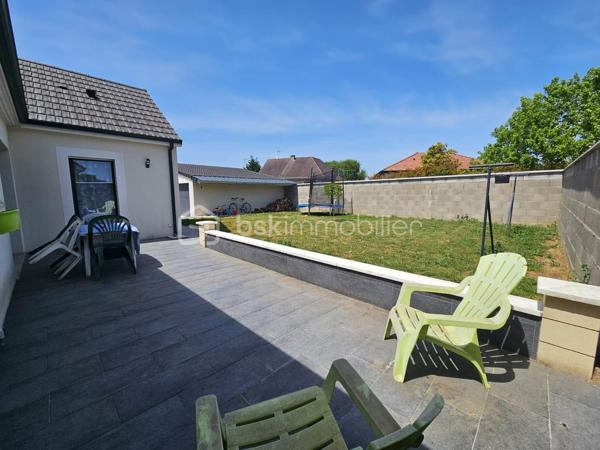 BOURGES – QUARTIER CREPS

Certaines maisons se visitent… d'autres marquent les esprits dès les premières secondes. Cette magnifique maison construite en 2019 fait incontestablement partie de celles qui procurent un véritable effet « coup de cœur ».

Dès l'ENTRÉE, vous découvrirez un espace d'accueil fonctionnel avec PLACARD DE RANGEMENT. Vous accéderez ensuite à une SUPERBE PIÈCE DE VIE d'environ 63 m² qui constitue sans aucun doute l'un des principaux atouts de la maison.

BAIGNÉE DE LUMIÈRE grâce à ses nombreuses ouvertures, elle offre de BEAUX VOLUMES et une agréable sensation d'espace. 
Cet ensemble réunit un COIN SALLE À MANGER agrémenté d'un POÊLE À BOIS, un VASTE SALON ainsi qu'une CUISINE OUVERTE entièrement AMÉNAGÉE et ÉQUIPÉE avec réfrigérateur intégré, lave-vaisselle intégré, four et micro-ondes encastrés.

Un CELLIER attenant d'environ 5 m² complète cet espace.

Côté nuit, la maison propose TROIS BELLES CHAMBRES d'environ 11 à 12 m² chacune, toutes équipées de GRANDS PLACARDS intégrés offrant un espace de rangement appréciable.

La SALLE DE BAINS, moderne et fonctionnelle, dispose à la fois d'une BAIGNOIRE, d'une DOUCHE À L'ITALIENNE ainsi que d'une DOUBLE VASQUE.

À l'extérieur, vous profiterez d'une agréable TERRASSE CARRELÉE d'environ 28 m², idéale pour partager des moments en famille ou entre amis dès les beaux jours. 
L'ensemble est implanté sur une parcelle d'environ 590 m² ENTIÈREMENT CLÔTURÉE, équipée d'un PORTAIL COULISSANT MOTORISÉ ainsi que d'un PORTILLON assorti.

Un ÉLÉGANT BASSIN d'agrément apporte une touche supplémentaire de charme aux extérieurs.

Un DOUBLE GARAGE d'environ 40 m², réalisé récemment, vient compléter les prestations de cette propriété. Équipé de PORTES MOTORISÉES, il offre un espace confortable pour le stationnement de plusieurs véhicules ainsi que pour le rangement.

La maison bénéficie également de PRESTATIONS DE QUALITÉ avec des MENUISERIES EN ALUMINIUM, le DOUBLE VITRAGE, des VOLETS ROULANTS ÉLECTRIQUES, la FIBRE OPTIQUE, le TOUT-À-L'ÉGOUT ainsi qu'un CHAUFFE-EAU THERMODYNAMIQUE contribuant à son excellent confort de vie et à ses FAIBLES DÉPENSES ÉNERGÉTIQUES.

MODERNE, LUMINEUSE et PARFAITEMENT ENTRETENUE, cette MAISON RÉCENTE et PRÊTE À VIVRE réunit tous les ingrédients d'un véritable coup de cœur : une superbe PIÈCE DE VIE BAIGNÉE DE LUMIÈRE, de BEAUX VOLUMES, des PRESTATIONS DE QUALITÉ et de FAIBLES DÉPENSES ÉNERGÉTIQUES. 

À découvrir sans tarder.