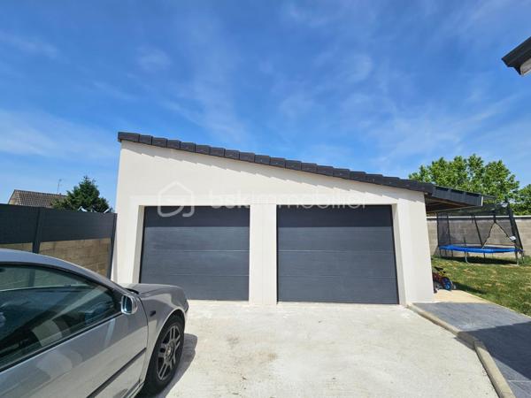 BOURGES – QUARTIER CREPS

Certaines maisons se visitent… d'autres marquent les esprits dès les premières secondes. Cette magnifique maison construite en 2019 fait incontestablement partie de celles qui procurent un véritable effet « coup de cœur ».

Dès l'ENTRÉE, vous découvrirez un espace d'accueil fonctionnel avec PLACARD DE RANGEMENT. Vous accéderez ensuite à une SUPERBE PIÈCE DE VIE d'environ 63 m² qui constitue sans aucun doute l'un des principaux atouts de la maison.

BAIGNÉE DE LUMIÈRE grâce à ses nombreuses ouvertures, elle offre de BEAUX VOLUMES et une agréable sensation d'espace. 
Cet ensemble réunit un COIN SALLE À MANGER agrémenté d'un POÊLE À BOIS, un VASTE SALON ainsi qu'une CUISINE OUVERTE entièrement AMÉNAGÉE et ÉQUIPÉE avec réfrigérateur intégré, lave-vaisselle intégré, four et micro-ondes encastrés.

Un CELLIER attenant d'environ 5 m² complète cet espace.

Côté nuit, la maison propose TROIS BELLES CHAMBRES d'environ 11 à 12 m² chacune, toutes équipées de GRANDS PLACARDS intégrés offrant un espace de rangement appréciable.

La SALLE DE BAINS, moderne et fonctionnelle, dispose à la fois d'une BAIGNOIRE, d'une DOUCHE À L'ITALIENNE ainsi que d'une DOUBLE VASQUE.

À l'extérieur, vous profiterez d'une agréable TERRASSE CARRELÉE d'environ 28 m², idéale pour partager des moments en famille ou entre amis dès les beaux jours. 
L'ensemble est implanté sur une parcelle d'environ 590 m² ENTIÈREMENT CLÔTURÉE, équipée d'un PORTAIL COULISSANT MOTORISÉ ainsi que d'un PORTILLON assorti.

Un ÉLÉGANT BASSIN d'agrément apporte une touche supplémentaire de charme aux extérieurs.

Un DOUBLE GARAGE d'environ 40 m², réalisé récemment, vient compléter les prestations de cette propriété. Équipé de PORTES MOTORISÉES, il offre un espace confortable pour le stationnement de plusieurs véhicules ainsi que pour le rangement.

La maison bénéficie également de PRESTATIONS DE QUALITÉ avec des MENUISERIES EN ALUMINIUM, le DOUBLE VITRAGE, des VOLETS ROULANTS ÉLECTRIQUES, la FIBRE OPTIQUE, le TOUT-À-L'ÉGOUT ainsi qu'un CHAUFFE-EAU THERMODYNAMIQUE contribuant à son excellent confort de vie et à ses FAIBLES DÉPENSES ÉNERGÉTIQUES.

MODERNE, LUMINEUSE et PARFAITEMENT ENTRETENUE, cette MAISON RÉCENTE et PRÊTE À VIVRE réunit tous les ingrédients d'un véritable coup de cœur : une superbe PIÈCE DE VIE BAIGNÉE DE LUMIÈRE, de BEAUX VOLUMES, des PRESTATIONS DE QUALITÉ et de FAIBLES DÉPENSES ÉNERGÉTIQUES. 

À découvrir sans tarder.