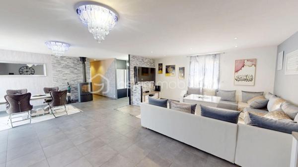 BOURGES – QUARTIER CREPS

Certaines maisons se visitent… d'autres marquent les esprits dès les premières secondes. Cette magnifique maison construite en 2019 fait incontestablement partie de celles qui procurent un véritable effet « coup de cœur ».

Dès l'ENTRÉE, vous découvrirez un espace d'accueil fonctionnel avec PLACARD DE RANGEMENT. Vous accéderez ensuite à une SUPERBE PIÈCE DE VIE d'environ 63 m² qui constitue sans aucun doute l'un des principaux atouts de la maison.

BAIGNÉE DE LUMIÈRE grâce à ses nombreuses ouvertures, elle offre de BEAUX VOLUMES et une agréable sensation d'espace. 
Cet ensemble réunit un COIN SALLE À MANGER agrémenté d'un POÊLE À BOIS, un VASTE SALON ainsi qu'une CUISINE OUVERTE entièrement AMÉNAGÉE et ÉQUIPÉE avec réfrigérateur intégré, lave-vaisselle intégré, four et micro-ondes encastrés.

Un CELLIER attenant d'environ 5 m² complète cet espace.

Côté nuit, la maison propose TROIS BELLES CHAMBRES d'environ 11 à 12 m² chacune, toutes équipées de GRANDS PLACARDS intégrés offrant un espace de rangement appréciable.

La SALLE DE BAINS, moderne et fonctionnelle, dispose à la fois d'une BAIGNOIRE, d'une DOUCHE À L'ITALIENNE ainsi que d'une DOUBLE VASQUE.

À l'extérieur, vous profiterez d'une agréable TERRASSE CARRELÉE d'environ 28 m², idéale pour partager des moments en famille ou entre amis dès les beaux jours. 
L'ensemble est implanté sur une parcelle d'environ 590 m² ENTIÈREMENT CLÔTURÉE, équipée d'un PORTAIL COULISSANT MOTORISÉ ainsi que d'un PORTILLON assorti.

Un ÉLÉGANT BASSIN d'agrément apporte une touche supplémentaire de charme aux extérieurs.

Un DOUBLE GARAGE d'environ 40 m², réalisé récemment, vient compléter les prestations de cette propriété. Équipé de PORTES MOTORISÉES, il offre un espace confortable pour le stationnement de plusieurs véhicules ainsi que pour le rangement.

La maison bénéficie également de PRESTATIONS DE QUALITÉ avec des MENUISERIES EN ALUMINIUM, le DOUBLE VITRAGE, des VOLETS ROULANTS ÉLECTRIQUES, la FIBRE OPTIQUE, le TOUT-À-L'ÉGOUT ainsi qu'un CHAUFFE-EAU THERMODYNAMIQUE contribuant à son excellent confort de vie et à ses FAIBLES DÉPENSES ÉNERGÉTIQUES.

MODERNE, LUMINEUSE et PARFAITEMENT ENTRETENUE, cette MAISON RÉCENTE et PRÊTE À VIVRE réunit tous les ingrédients d'un véritable coup de cœur : une superbe PIÈCE DE VIE BAIGNÉE DE LUMIÈRE, de BEAUX VOLUMES, des PRESTATIONS DE QUALITÉ et de FAIBLES DÉPENSES ÉNERGÉTIQUES. 

À découvrir sans tarder.