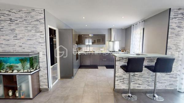 BOURGES – QUARTIER CREPS

Certaines maisons se visitent… d'autres marquent les esprits dès les premières secondes. Cette magnifique maison construite en 2019 fait incontestablement partie de celles qui procurent un véritable effet « coup de cœur ».

Dès l'ENTRÉE, vous découvrirez un espace d'accueil fonctionnel avec PLACARD DE RANGEMENT. Vous accéderez ensuite à une SUPERBE PIÈCE DE VIE d'environ 63 m² qui constitue sans aucun doute l'un des principaux atouts de la maison.

BAIGNÉE DE LUMIÈRE grâce à ses nombreuses ouvertures, elle offre de BEAUX VOLUMES et une agréable sensation d'espace. 
Cet ensemble réunit un COIN SALLE À MANGER agrémenté d'un POÊLE À BOIS, un VASTE SALON ainsi qu'une CUISINE OUVERTE entièrement AMÉNAGÉE et ÉQUIPÉE avec réfrigérateur intégré, lave-vaisselle intégré, four et micro-ondes encastrés.

Un CELLIER attenant d'environ 5 m² complète cet espace.

Côté nuit, la maison propose TROIS BELLES CHAMBRES d'environ 11 à 12 m² chacune, toutes équipées de GRANDS PLACARDS intégrés offrant un espace de rangement appréciable.

La SALLE DE BAINS, moderne et fonctionnelle, dispose à la fois d'une BAIGNOIRE, d'une DOUCHE À L'ITALIENNE ainsi que d'une DOUBLE VASQUE.

À l'extérieur, vous profiterez d'une agréable TERRASSE CARRELÉE d'environ 28 m², idéale pour partager des moments en famille ou entre amis dès les beaux jours. 
L'ensemble est implanté sur une parcelle d'environ 590 m² ENTIÈREMENT CLÔTURÉE, équipée d'un PORTAIL COULISSANT MOTORISÉ ainsi que d'un PORTILLON assorti.

Un ÉLÉGANT BASSIN d'agrément apporte une touche supplémentaire de charme aux extérieurs.

Un DOUBLE GARAGE d'environ 40 m², réalisé récemment, vient compléter les prestations de cette propriété. Équipé de PORTES MOTORISÉES, il offre un espace confortable pour le stationnement de plusieurs véhicules ainsi que pour le rangement.

La maison bénéficie également de PRESTATIONS DE QUALITÉ avec des MENUISERIES EN ALUMINIUM, le DOUBLE VITRAGE, des VOLETS ROULANTS ÉLECTRIQUES, la FIBRE OPTIQUE, le TOUT-À-L'ÉGOUT ainsi qu'un CHAUFFE-EAU THERMODYNAMIQUE contribuant à son excellent confort de vie et à ses FAIBLES DÉPENSES ÉNERGÉTIQUES.

MODERNE, LUMINEUSE et PARFAITEMENT ENTRETENUE, cette MAISON RÉCENTE et PRÊTE À VIVRE réunit tous les ingrédients d'un véritable coup de cœur : une superbe PIÈCE DE VIE BAIGNÉE DE LUMIÈRE, de BEAUX VOLUMES, des PRESTATIONS DE QUALITÉ et de FAIBLES DÉPENSES ÉNERGÉTIQUES. 

À découvrir sans tarder.