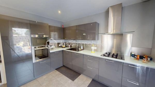 BOURGES – QUARTIER CREPS

Certaines maisons se visitent… d'autres marquent les esprits dès les premières secondes. Cette magnifique maison construite en 2019 fait incontestablement partie de celles qui procurent un véritable effet « coup de cœur ».

Dès l'ENTRÉE, vous découvrirez un espace d'accueil fonctionnel avec PLACARD DE RANGEMENT. Vous accéderez ensuite à une SUPERBE PIÈCE DE VIE d'environ 63 m² qui constitue sans aucun doute l'un des principaux atouts de la maison.

BAIGNÉE DE LUMIÈRE grâce à ses nombreuses ouvertures, elle offre de BEAUX VOLUMES et une agréable sensation d'espace. 
Cet ensemble réunit un COIN SALLE À MANGER agrémenté d'un POÊLE À BOIS, un VASTE SALON ainsi qu'une CUISINE OUVERTE entièrement AMÉNAGÉE et ÉQUIPÉE avec réfrigérateur intégré, lave-vaisselle intégré, four et micro-ondes encastrés.

Un CELLIER attenant d'environ 5 m² complète cet espace.

Côté nuit, la maison propose TROIS BELLES CHAMBRES d'environ 11 à 12 m² chacune, toutes équipées de GRANDS PLACARDS intégrés offrant un espace de rangement appréciable.

La SALLE DE BAINS, moderne et fonctionnelle, dispose à la fois d'une BAIGNOIRE, d'une DOUCHE À L'ITALIENNE ainsi que d'une DOUBLE VASQUE.

À l'extérieur, vous profiterez d'une agréable TERRASSE CARRELÉE d'environ 28 m², idéale pour partager des moments en famille ou entre amis dès les beaux jours. 
L'ensemble est implanté sur une parcelle d'environ 590 m² ENTIÈREMENT CLÔTURÉE, équipée d'un PORTAIL COULISSANT MOTORISÉ ainsi que d'un PORTILLON assorti.

Un ÉLÉGANT BASSIN d'agrément apporte une touche supplémentaire de charme aux extérieurs.

Un DOUBLE GARAGE d'environ 40 m², réalisé récemment, vient compléter les prestations de cette propriété. Équipé de PORTES MOTORISÉES, il offre un espace confortable pour le stationnement de plusieurs véhicules ainsi que pour le rangement.

La maison bénéficie également de PRESTATIONS DE QUALITÉ avec des MENUISERIES EN ALUMINIUM, le DOUBLE VITRAGE, des VOLETS ROULANTS ÉLECTRIQUES, la FIBRE OPTIQUE, le TOUT-À-L'ÉGOUT ainsi qu'un CHAUFFE-EAU THERMODYNAMIQUE contribuant à son excellent confort de vie et à ses FAIBLES DÉPENSES ÉNERGÉTIQUES.

MODERNE, LUMINEUSE et PARFAITEMENT ENTRETENUE, cette MAISON RÉCENTE et PRÊTE À VIVRE réunit tous les ingrédients d'un véritable coup de cœur : une superbe PIÈCE DE VIE BAIGNÉE DE LUMIÈRE, de BEAUX VOLUMES, des PRESTATIONS DE QUALITÉ et de FAIBLES DÉPENSES ÉNERGÉTIQUES. 

À découvrir sans tarder.