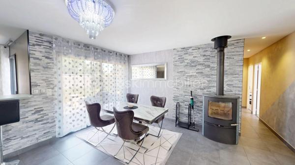 BOURGES – QUARTIER CREPS

Certaines maisons se visitent… d'autres marquent les esprits dès les premières secondes. Cette magnifique maison construite en 2019 fait incontestablement partie de celles qui procurent un véritable effet « coup de cœur ».

Dès l'ENTRÉE, vous découvrirez un espace d'accueil fonctionnel avec PLACARD DE RANGEMENT. Vous accéderez ensuite à une SUPERBE PIÈCE DE VIE d'environ 63 m² qui constitue sans aucun doute l'un des principaux atouts de la maison.

BAIGNÉE DE LUMIÈRE grâce à ses nombreuses ouvertures, elle offre de BEAUX VOLUMES et une agréable sensation d'espace. 
Cet ensemble réunit un COIN SALLE À MANGER agrémenté d'un POÊLE À BOIS, un VASTE SALON ainsi qu'une CUISINE OUVERTE entièrement AMÉNAGÉE et ÉQUIPÉE avec réfrigérateur intégré, lave-vaisselle intégré, four et micro-ondes encastrés.

Un CELLIER attenant d'environ 5 m² complète cet espace.

Côté nuit, la maison propose TROIS BELLES CHAMBRES d'environ 11 à 12 m² chacune, toutes équipées de GRANDS PLACARDS intégrés offrant un espace de rangement appréciable.

La SALLE DE BAINS, moderne et fonctionnelle, dispose à la fois d'une BAIGNOIRE, d'une DOUCHE À L'ITALIENNE ainsi que d'une DOUBLE VASQUE.

À l'extérieur, vous profiterez d'une agréable TERRASSE CARRELÉE d'environ 28 m², idéale pour partager des moments en famille ou entre amis dès les beaux jours. 
L'ensemble est implanté sur une parcelle d'environ 590 m² ENTIÈREMENT CLÔTURÉE, équipée d'un PORTAIL COULISSANT MOTORISÉ ainsi que d'un PORTILLON assorti.

Un ÉLÉGANT BASSIN d'agrément apporte une touche supplémentaire de charme aux extérieurs.

Un DOUBLE GARAGE d'environ 40 m², réalisé récemment, vient compléter les prestations de cette propriété. Équipé de PORTES MOTORISÉES, il offre un espace confortable pour le stationnement de plusieurs véhicules ainsi que pour le rangement.

La maison bénéficie également de PRESTATIONS DE QUALITÉ avec des MENUISERIES EN ALUMINIUM, le DOUBLE VITRAGE, des VOLETS ROULANTS ÉLECTRIQUES, la FIBRE OPTIQUE, le TOUT-À-L'ÉGOUT ainsi qu'un CHAUFFE-EAU THERMODYNAMIQUE contribuant à son excellent confort de vie et à ses FAIBLES DÉPENSES ÉNERGÉTIQUES.

MODERNE, LUMINEUSE et PARFAITEMENT ENTRETENUE, cette MAISON RÉCENTE et PRÊTE À VIVRE réunit tous les ingrédients d'un véritable coup de cœur : une superbe PIÈCE DE VIE BAIGNÉE DE LUMIÈRE, de BEAUX VOLUMES, des PRESTATIONS DE QUALITÉ et de FAIBLES DÉPENSES ÉNERGÉTIQUES. 

À découvrir sans tarder.