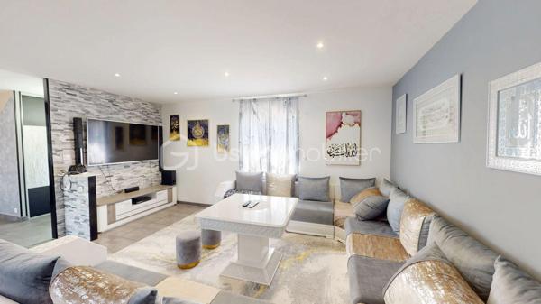 BOURGES – QUARTIER CREPS

Certaines maisons se visitent… d'autres marquent les esprits dès les premières secondes. Cette magnifique maison construite en 2019 fait incontestablement partie de celles qui procurent un véritable effet « coup de cœur ».

Dès l'ENTRÉE, vous découvrirez un espace d'accueil fonctionnel avec PLACARD DE RANGEMENT. Vous accéderez ensuite à une SUPERBE PIÈCE DE VIE d'environ 63 m² qui constitue sans aucun doute l'un des principaux atouts de la maison.

BAIGNÉE DE LUMIÈRE grâce à ses nombreuses ouvertures, elle offre de BEAUX VOLUMES et une agréable sensation d'espace. 
Cet ensemble réunit un COIN SALLE À MANGER agrémenté d'un POÊLE À BOIS, un VASTE SALON ainsi qu'une CUISINE OUVERTE entièrement AMÉNAGÉE et ÉQUIPÉE avec réfrigérateur intégré, lave-vaisselle intégré, four et micro-ondes encastrés.

Un CELLIER attenant d'environ 5 m² complète cet espace.

Côté nuit, la maison propose TROIS BELLES CHAMBRES d'environ 11 à 12 m² chacune, toutes équipées de GRANDS PLACARDS intégrés offrant un espace de rangement appréciable.

La SALLE DE BAINS, moderne et fonctionnelle, dispose à la fois d'une BAIGNOIRE, d'une DOUCHE À L'ITALIENNE ainsi que d'une DOUBLE VASQUE.

À l'extérieur, vous profiterez d'une agréable TERRASSE CARRELÉE d'environ 28 m², idéale pour partager des moments en famille ou entre amis dès les beaux jours. 
L'ensemble est implanté sur une parcelle d'environ 590 m² ENTIÈREMENT CLÔTURÉE, équipée d'un PORTAIL COULISSANT MOTORISÉ ainsi que d'un PORTILLON assorti.

Un ÉLÉGANT BASSIN d'agrément apporte une touche supplémentaire de charme aux extérieurs.

Un DOUBLE GARAGE d'environ 40 m², réalisé récemment, vient compléter les prestations de cette propriété. Équipé de PORTES MOTORISÉES, il offre un espace confortable pour le stationnement de plusieurs véhicules ainsi que pour le rangement.

La maison bénéficie également de PRESTATIONS DE QUALITÉ avec des MENUISERIES EN ALUMINIUM, le DOUBLE VITRAGE, des VOLETS ROULANTS ÉLECTRIQUES, la FIBRE OPTIQUE, le TOUT-À-L'ÉGOUT ainsi qu'un CHAUFFE-EAU THERMODYNAMIQUE contribuant à son excellent confort de vie et à ses FAIBLES DÉPENSES ÉNERGÉTIQUES.

MODERNE, LUMINEUSE et PARFAITEMENT ENTRETENUE, cette MAISON RÉCENTE et PRÊTE À VIVRE réunit tous les ingrédients d'un véritable coup de cœur : une superbe PIÈCE DE VIE BAIGNÉE DE LUMIÈRE, de BEAUX VOLUMES, des PRESTATIONS DE QUALITÉ et de FAIBLES DÉPENSES ÉNERGÉTIQUES. 

À découvrir sans tarder.