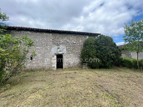 Grange de 170m2 avec dépendance de 20m2 sur une parcelle de terrain d’une surface de 653m2.