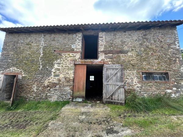 Grange de 170m2 avec dépendance de 20m2 sur une parcelle de terrain d’une surface de 653m2.