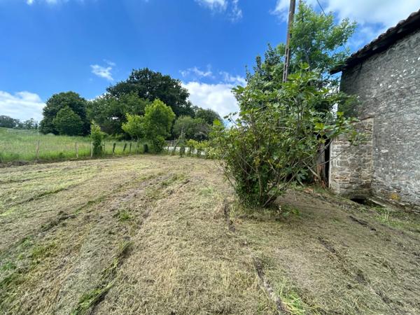 Grange de 170m2 avec dépendance de 20m2 sur une parcelle de terrain d’une surface de 653m2.