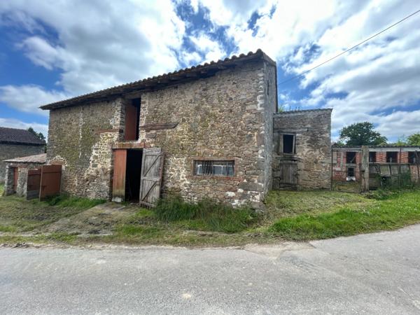 Grange de 170m2 avec dépendance de 20m2 sur une parcelle de terrain d’une surface de 653m2.