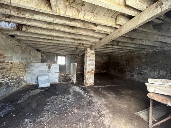 Grange de 170m2 avec dépendance de 20m2 sur une parcelle de terrain d’une surface de 653m2.