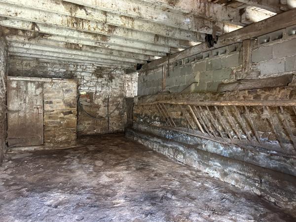 Grange de 170m2 avec dépendance de 20m2 sur une parcelle de terrain d’une surface de 653m2.