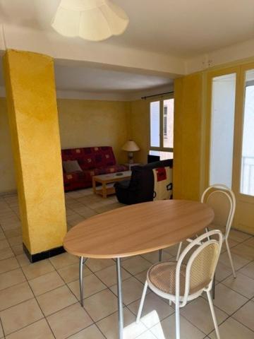 Appartement F3 meublé centre ville 21 appartements