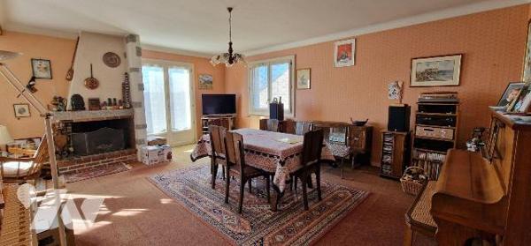 Maison à Vendre à Thouars (79100) en Deux-Sèvres (79)

Cette maison de 148 m² située à Thouar...