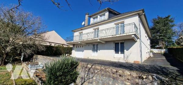 Maison à Vendre à Thouars (79100) en Deux-Sèvres (79)

Cette maison de 148 m² située à Thouar...