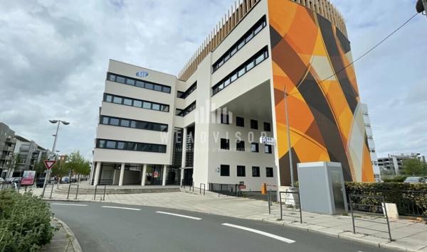 A LOUER : PLATEAU DE BUREAUX DE 405,43 M² AVEC 7 STATIONNEMENTS EN SOUS SOL