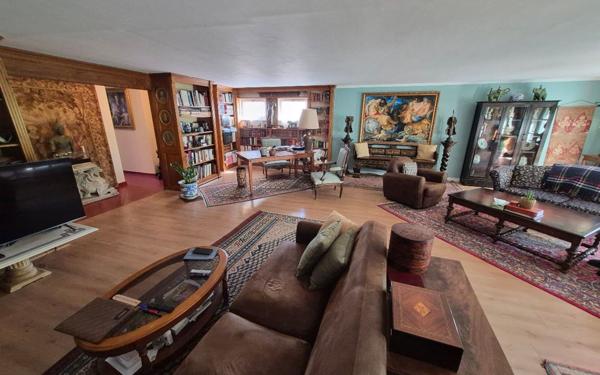 Appartement à vendre    3 pièces • 184 m2 Avignon