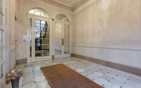 Appartement à vendre    5 pièces • 156,92 m2 Paris 17