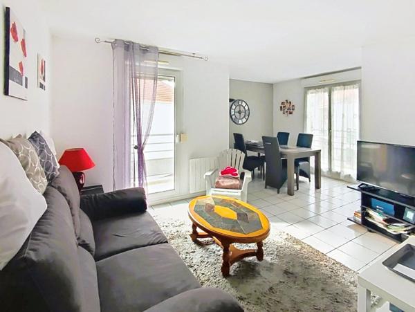 Dans un environnement verdoyant, proche toutes commodités: