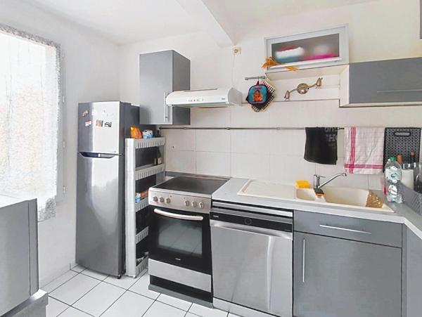 Dans un environnement verdoyant, proche toutes commodités: