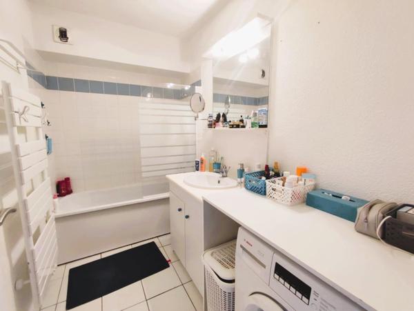 Dans un environnement verdoyant, proche toutes commodités: