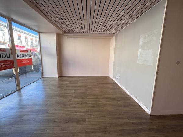 Murs commerciaux
                                                                                                                                                                                                                                                                                                                                                                                                                                            100  m²
