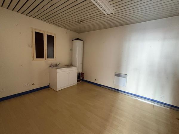 Murs commerciaux
                                                                                                                                                                                                                                                                                                                                                                                                                                            100  m²