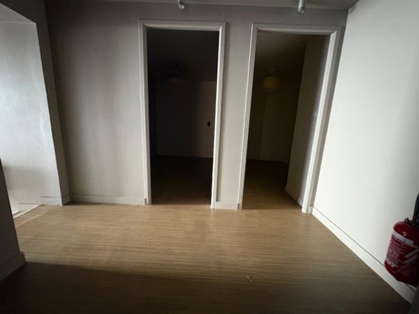 Murs commerciaux
                                                                                                                                                                                                                                                                                                                                                                                                                                            100  m²