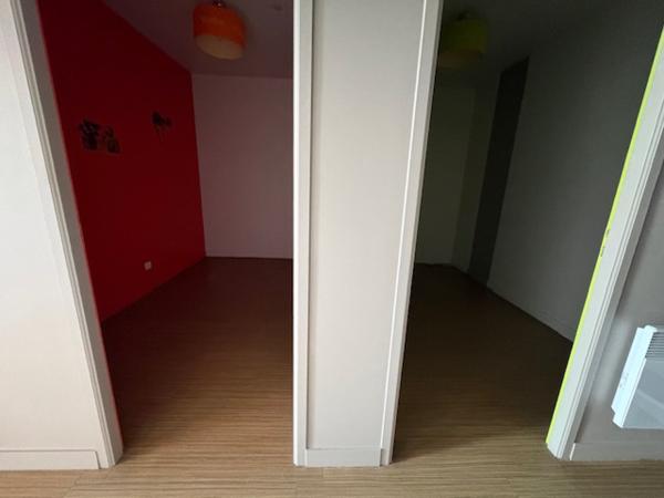 Murs commerciaux
                                                                                                                                                                                                                                                                                                                                                                                                                                            100  m²