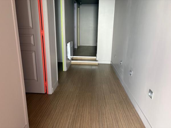 Murs commerciaux
                                                                                                                                                                                                                                                                                                                                                                                                                                            100  m²