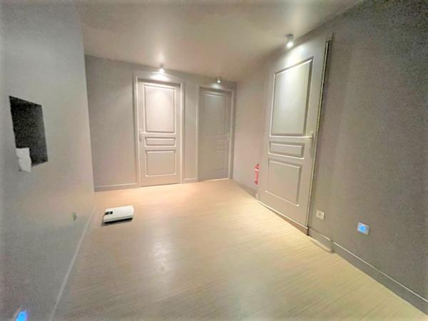 Murs commerciaux
                                                                                                                                                                                                                                                                                                                                                                                                                                            100  m²