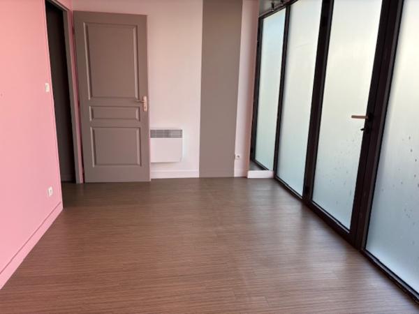 Murs commerciaux
                                                                                                                                                                                                                                                                                                                                                                                                                                            100  m²