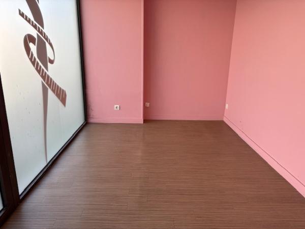 Murs commerciaux
                                                                                                                                                                                                                                                                                                                                                                                                                                            100  m²