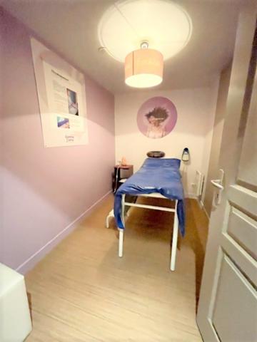 Murs commerciaux
                                                                                                                                                                                                                                                                                                                                                                                                                                            100  m²