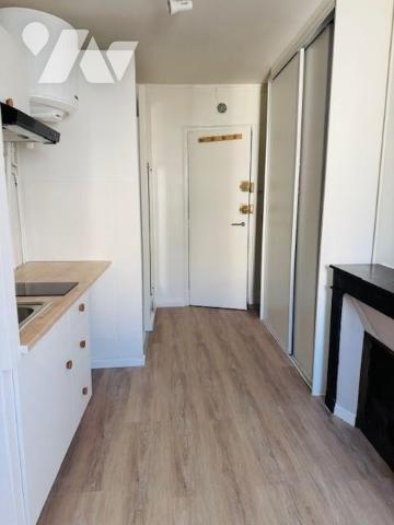 NEUILLY SUR SEINE - METRO PORTE MAILLOT (L1) / RER E - STUDETTE 13,29 m². 