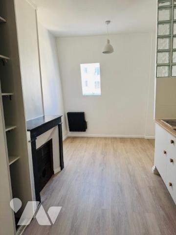 NEUILLY SUR SEINE - METRO PORTE MAILLOT (L1) / RER E - STUDETTE 13,29 m². 