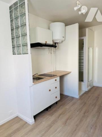 NEUILLY SUR SEINE - METRO PORTE MAILLOT (L1) / RER E - STUDETTE 13,29 m². 