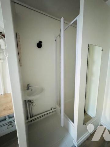 NEUILLY SUR SEINE - METRO PORTE MAILLOT (L1) / RER E - STUDETTE 13,29 m². 