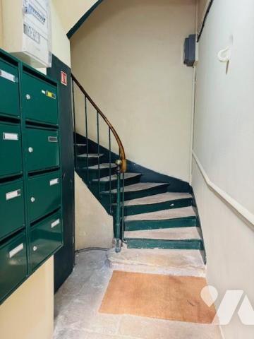 NEUILLY SUR SEINE - METRO PORTE MAILLOT (L1) / RER E - STUDETTE 13,29 m². 