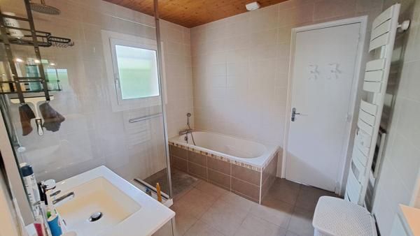 A louer Maison Saint Pierre Du Mont Quartier du Pouy clim insert 5 chambres garage piscine
