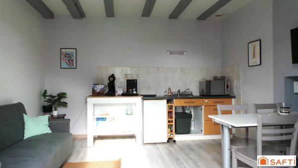 Maison d'habitation divisée en deux logements