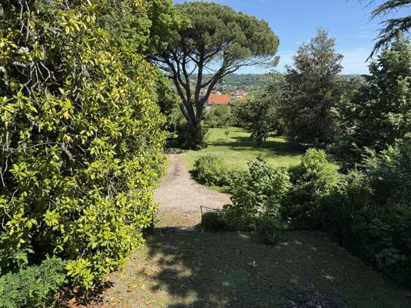 Vente                                                      Hôtel particulier
                        
                     7 pièces                      265 m2                     à Carmaux