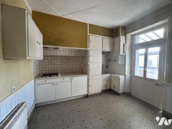 Maison ancienne en pierre au coeur du bourg