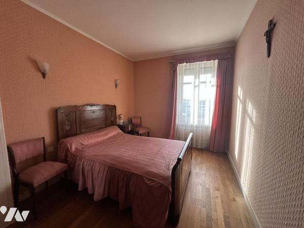 Maison ancienne en pierre au coeur du bourg