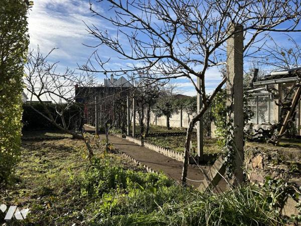 Maison ancienne en pierre au coeur du bourg