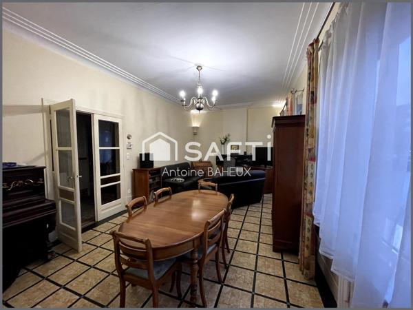 Maison de ville des années 1960, en très bon état, d’une surface habitable d'environ 230 m², avec cour fermée, cave, garage pour deux voitures, et hangar d'environ 290 m².