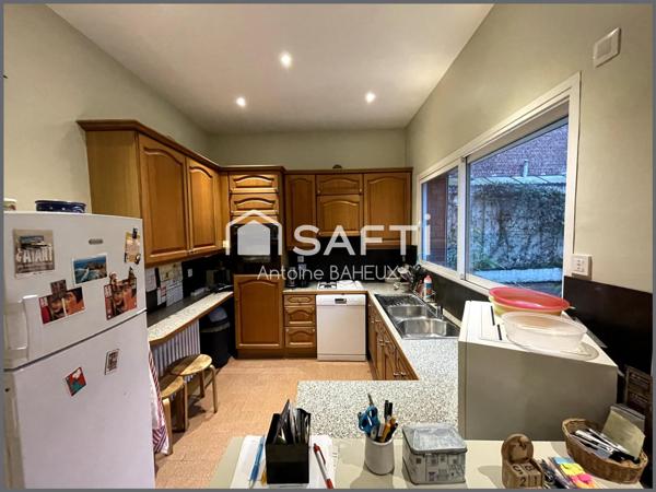 Maison de ville des années 1960, en très bon état, d’une surface habitable d'environ 230 m², avec cour fermée, cave, garage pour deux voitures, et hangar d'environ 290 m².