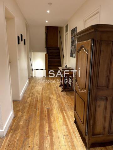 Maison de ville des années 1960, en très bon état, d’une surface habitable d'environ 230 m², avec cour fermée, cave, garage pour deux voitures, et hangar d'environ 290 m².