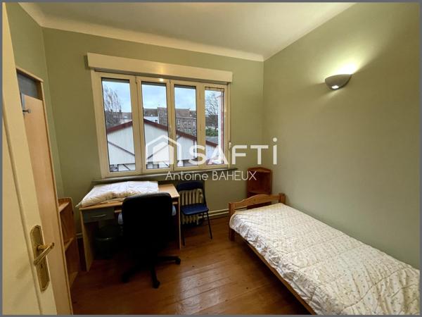 Maison de ville des années 1960, en très bon état, d’une surface habitable d'environ 230 m², avec cour fermée, cave, garage pour deux voitures, et hangar d'environ 290 m².