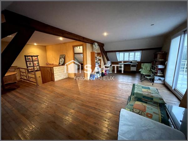 Maison de ville des années 1960, en très bon état, d’une surface habitable d'environ 230 m², avec cour fermée, cave, garage pour deux voitures, et hangar d'environ 290 m².