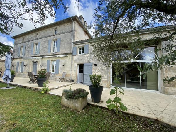 AUX PORTES D'ANGOULEME très belle maison charentaise rénovée avec jardin clos de murs et vaste garage