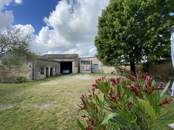 AUX PORTES D'ANGOULEME très belle maison charentaise rénovée avec jardin clos de murs et vaste garage