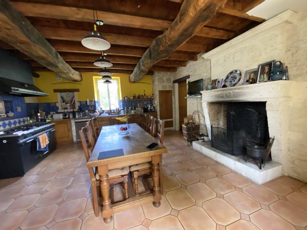 AUX PORTES D'ANGOULEME très belle maison charentaise rénovée avec jardin clos de murs et vaste garage
